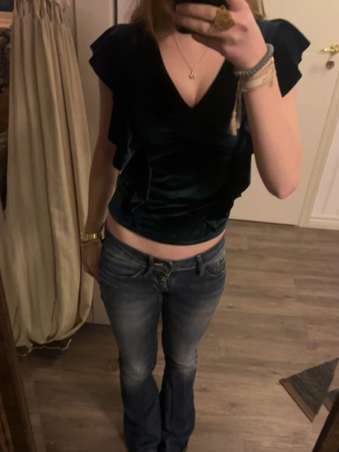 Mörkgrön sammetsvolang topp