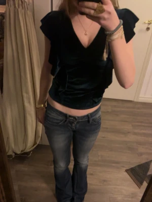 Mörkgrön sammetsvolang topp - Supersnygg mörkgrön topp från stradivarius i mjuk sammet, knappt använd och i mycket bra skick 