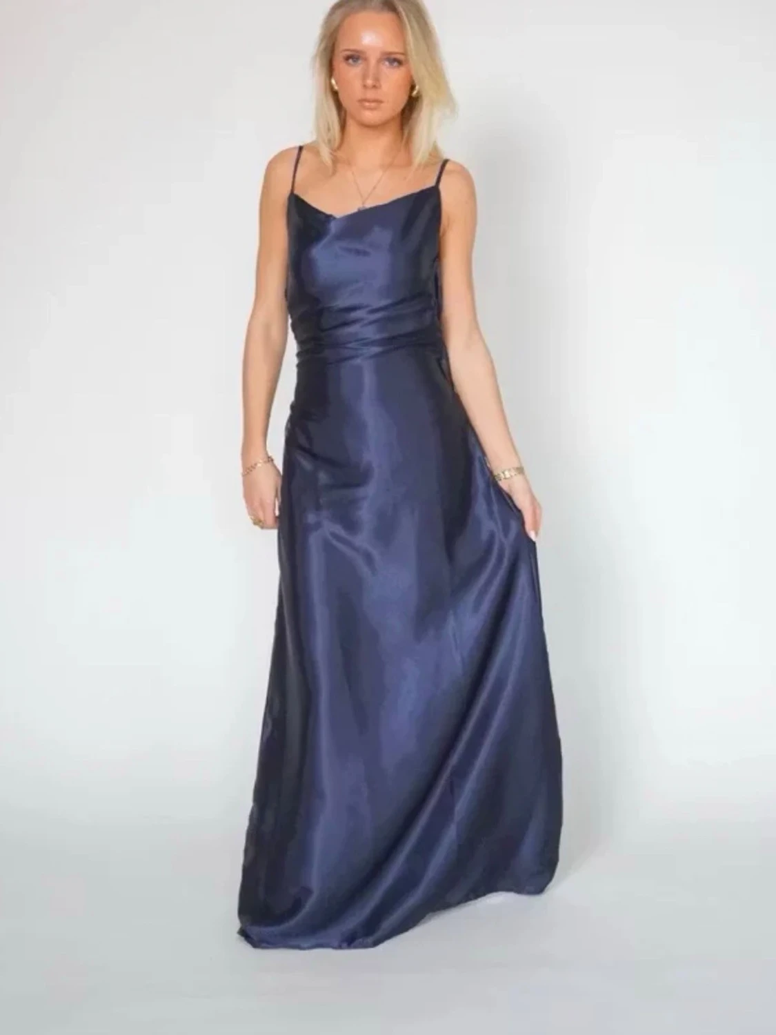 Marinblå långklänning i satin - 3