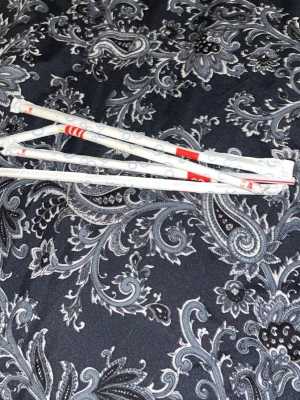 4x Sugrör från McDonald's 2018 - Fyra vita sugrör i papper från McDonald's med röda och blå detaljer. Sugrören är individuellt förpackade och har tryck med årtalet 2018. Perfekt för dig som gillar samlarsaker eller vill ha något unikt till drycken.