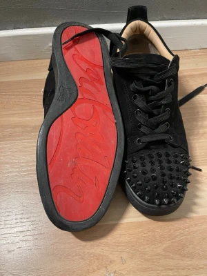 Loubtins - trycket i skon är ej kvar längre men man kan se att de stått 