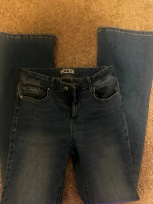 Flared jeans - Säljer dessa flared jeans ifrån Only med fickor baktill. De är mycket sparsamt använda. De är midwaist.