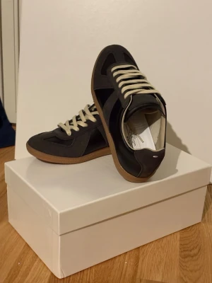 42strl Maison Margiela GATs - Priset är diskuterbar, fler bilder osv vid önske privat. Inga defekter. Medföljer box och dustbag för varje sko.