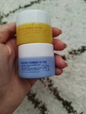 2 Overnight Lip Masks i burk - Säljer två overnight lip masks i små burkar, en med grapefrukt (gul burk) och en med blåbär (blå burk). Båda har vita lock och är perfekta för att återfukta läpparna under natten. Snygg och enkel design, passar perfekt i necessären.