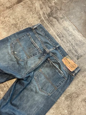 Ralph lauren jeans 32x32 - Säljer mina raffe jeans då jag håller på att rensa min gardarob, väldigt snygga med straight fit måtten är:  42 i midjan,  104,5 i längden  och 20 cm i benöppningen. Kan gå ner i pris vid snabb affär😁