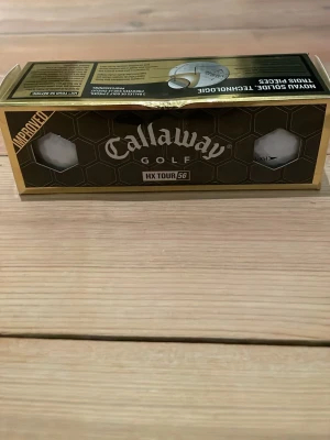 Callaway HX Tour 56 golfbollar - Säljer ett paket Callaway HX Tour 56 golfbollar. Förpackningen är svart och guld med fönster som visar de vita bollarna inuti. Bollarna har solid kärna och 3-delad teknologi för bättre bollflykt och kontroll. Perfekt för dig som vill ha tourkänsla på banan.