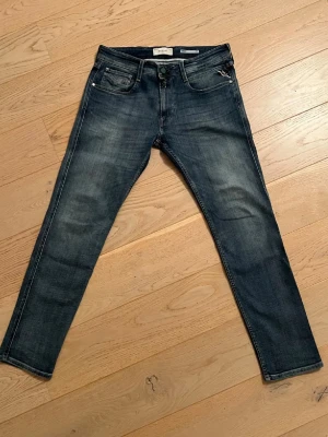 Blå replay jeans W34 L32 - Blå jeans från replay! Säljer på g av storleken passade inte mig! Skriv om ni har frågor! W34 L32, slim fit! Helt nya