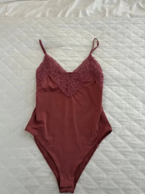 Supersnygg body med spets!! - Knappt använd och inga defekter! Lappen är bortklippt därav vet jag inte storlek eller märke, men jag skulle säga att den passar S-XS💗💗