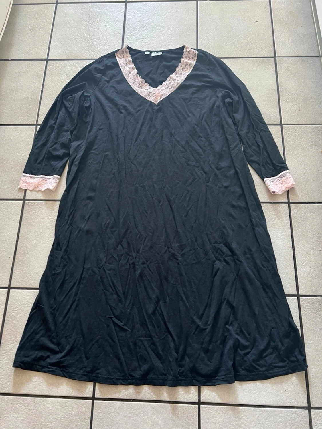 Svart klänning med spets från bpc storlek 44/46