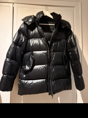 Massimo dutti jacka - Superfin jacka ifrån Massimo dutti, i toppen skick som tyvärr inte kommer till användning längre. Nypriset var 2300. Hör av er vid frågor och funderingar☺️