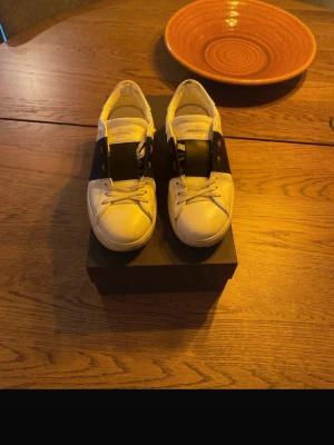 Valentino Open Skor  - Supersnygga valentino open skor som är i ett gott skick! Allt og medföljer. 41 men passar 42