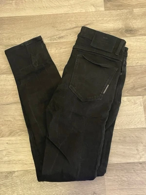 Svarta skinny jeans från NEUW - Säljer ett par svarta Iggy Skinny jeans från NEUW. De har en tight passform, klassisk femficksdesign och är tillverkade i stretchigt material för extra komfort. Perfekta för dig som gillar en smal siluett och stilren look. Pris går att diskutera