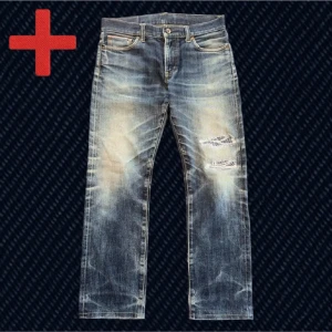 Selvedge jeans - Ett par otroligt feta slim-straight selvedge Archive jeans! Storlek på taggen: 32 (se mått nedan). Fint skick, skriv om du har frågor! Mått: Storlek på tagg - 32, Midja - 43cm, Lår - 28,5 cm, Innersöm - 74 cm. Längd - 97 cm, Benöppning - 19 cm.