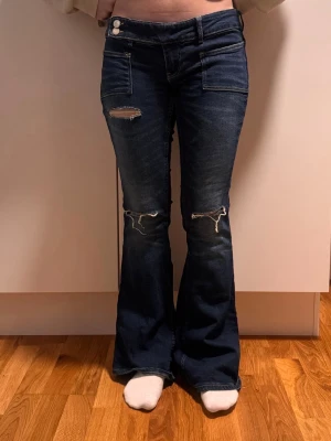 Mörkblå bootcut jeans - Från gina 14+, köpte second hand men aldrig använt 💖 (modellen är 160)