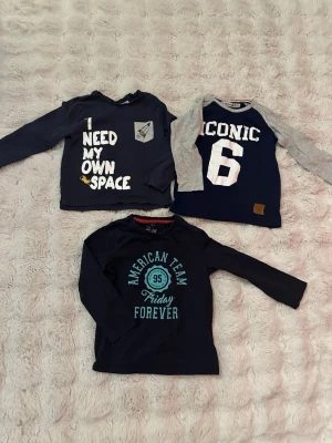 Mörkblå långärmade toppar Zara 98-104 - Tre mörkblå långärmade toppar från blandade märken  i storlek 98/ 104. . Alla i mjuk bomull, perfekta för vardagslooken. Passar 3-4 åringar från ett djur och rökfritt hem