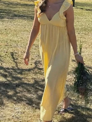 ljusgul långklänning - ny med prislapp! superfin men kommer inte till användning 💛passar s-m