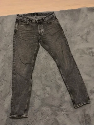Grå NEUW jeans  - Mörk gråa NEUW jeans. Riktigt snygg färg i verkligheten. Jeansen har en tvättad look och raka ben som smalnar av. Storlek W31 L32 Ny pris 1500kr