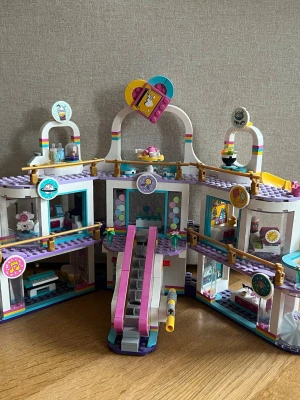 LEGO Friends shopping center - Säljer ett  LEGO Friends shoppingcenter som inte säljs längre. I superbra skick, kommer tyvärr utan gubbar dock. Vill sälja snabbt så skriv gärna prisförslag. Kan posta denna byggd eller ner bryten i mindre delar. 