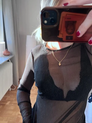 Svart glittrig topp - Glittrig genomskinlig topp