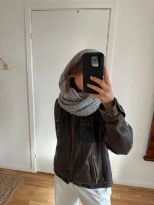 Grå stickad halsduk - Grå halsduk från Gina Tricot. Gosig och varm. Går och styla som på bilden! 100% akryl 