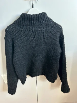 Svart chunky stickad tröja - Mysig svart stickad polo tröja med glitter detaljer på ärmarna från Gina Young storlek 158/164 men sitter som xs