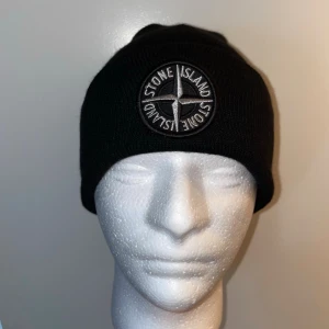 Stone Island Mössa-Svart, One size - Helt ny. Fin replika med hög kvalitet. One size. Pris: 799kr. Först till kvarn. Skickas direkt inom 24h