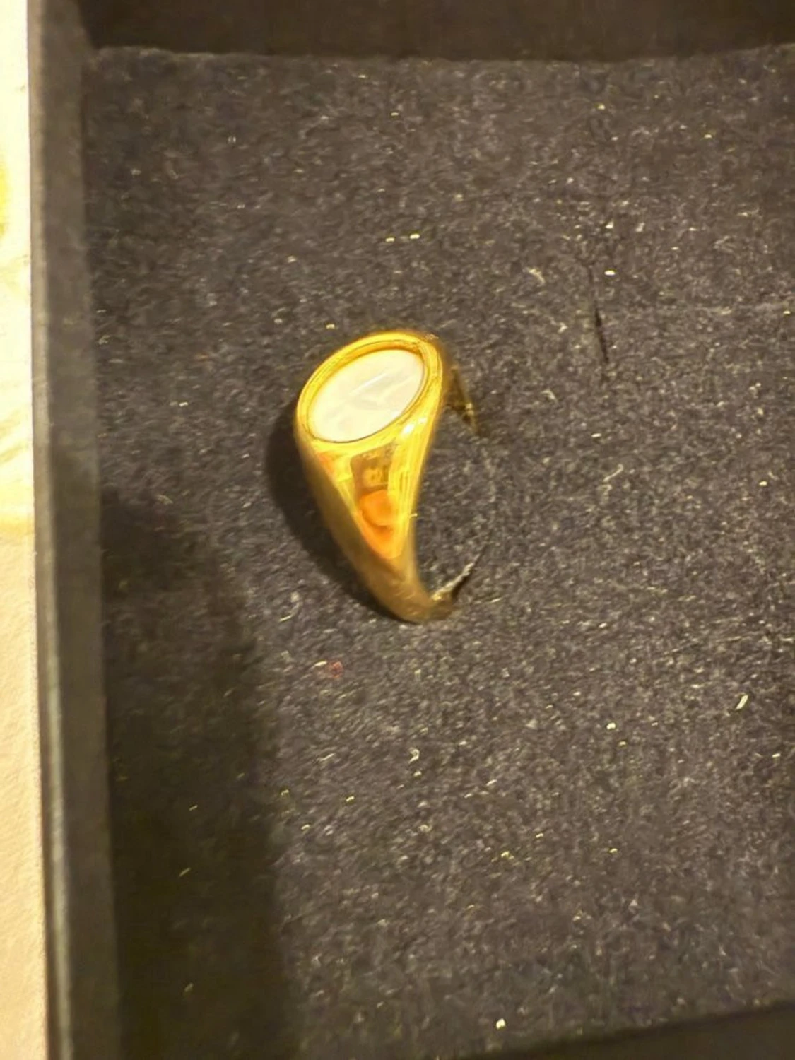 Guldplaterad ring med pärlemordetalj  - 2