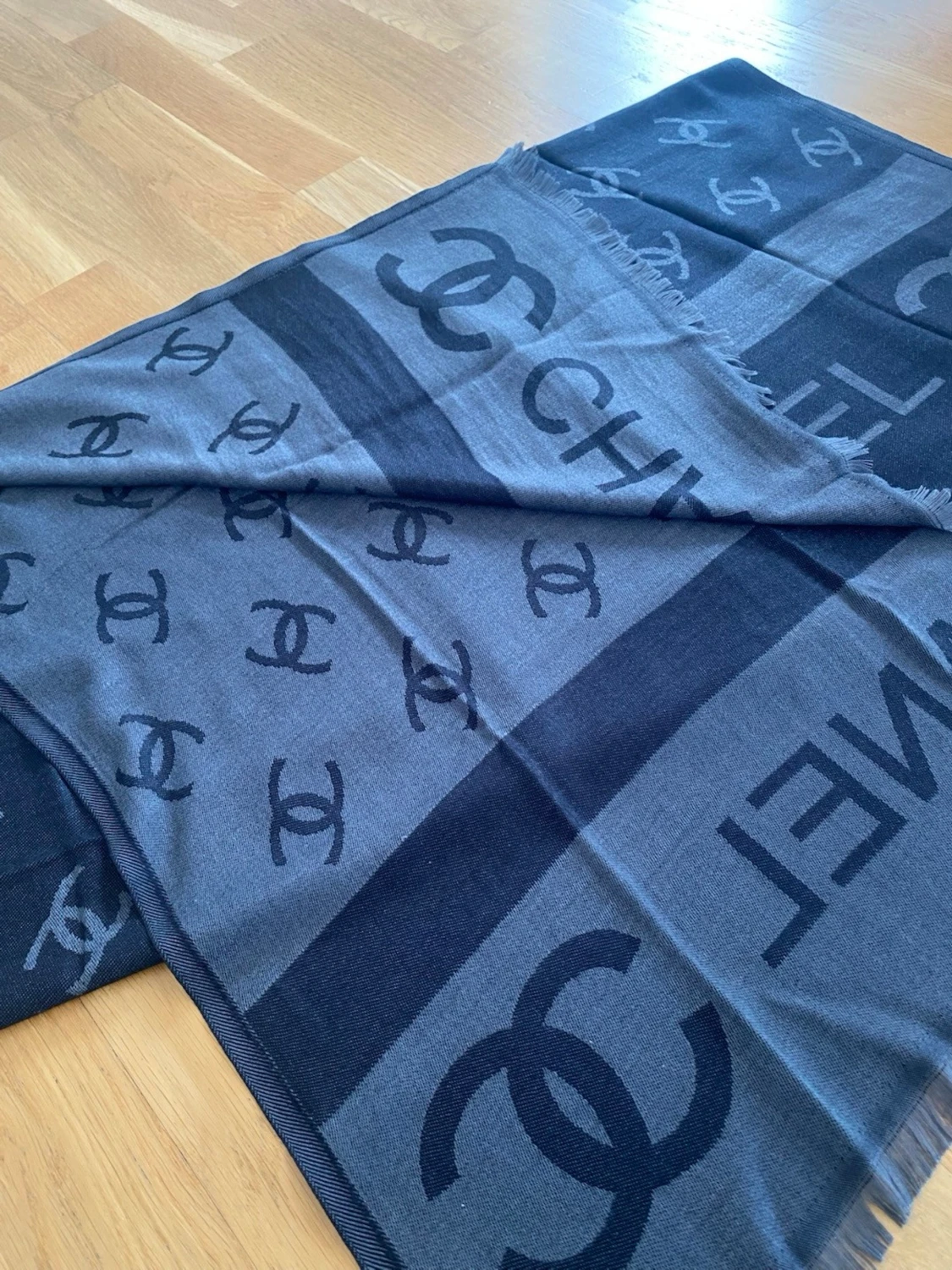 Mörkgrå halsduk från Chanell - 4