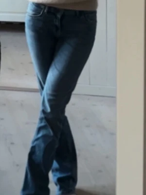 Ljusblå bootcut jeans med låg midja från Zara - Säljer ett par ljusblå bootcut jeans med låg midja från Zara. Jeansen har både fram- och bakfickor och stängs med dragkedja samt knapp. Jeansen är i mycket gott skick och slutsålda på Zara. Skriv privat vid frågor 💓