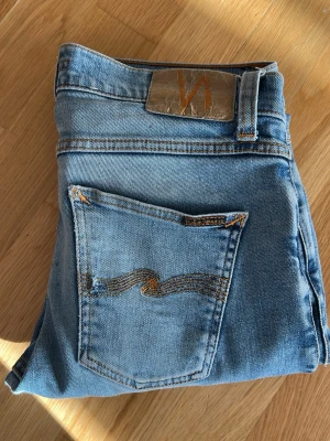  jeans från Nudie  - Hejjjj och välkomna till Liljestrands nu säljer vi ett par nudie jeans i otroligt bra skick ny pris 1600kr vårt pris 500kr använda fåtal gånger utan några större defekter endast lite små defekter vid bak fickan och på gylfen kom med frågor MVH LILJESTRAND