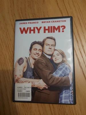 Why Him? DVD-film - Säljer en DVD med filmen 'Why Him?' med James Franco och Bryan Cranston. Omslaget är vitt med röd text och bilder på huvudkaraktärerna. DVD-fodralet är svart plast och innehåller både svensk och finsk text på baksidan.