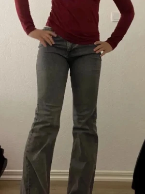 Grå flared jeans - Snygga grå flared jeans med låg midja. De är i storlek 42 men det är lite sönder nere på en (sista bilden i annonsen) men annars inget som märks tänker jag pris kan diskuteras! 💓