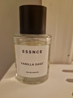 Essnce Vanilla sass  - Vanilla sass från Essnce. Se bild för kvarvarande mängd.