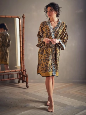 Ny! Kimono från rituals  - Ny! Dock utan lappar. Nypris 775:- Snygg kimonomorgonrock med blommigt mönster i guld och svart, detaljer i grönt och blått längs kanterna. Vida ärmar och avslappnad passform, perfekt för att chilla hemma. Materialet ser ut att vara mjukt och följsamt, troligen bomull eller viskos.