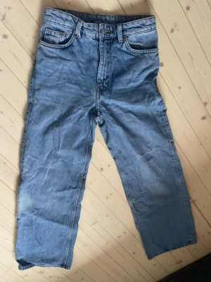 Monki flared jeans - Säljer ett par ljusblåa Monki flared jeans i strl W 25 L 30. Hör gärna av er om ni har några frågor! MVH tom