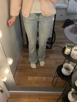 Ljusblå bootcut jeans - Säljer ett par ljusblå bootcut jeans med klassisk femficksdesign och normal midja. Jätteskönt och stretchiga material, en liten mörkare bit på en sidan, men inte säker om de är en fläck eller om den va där från början💕💕