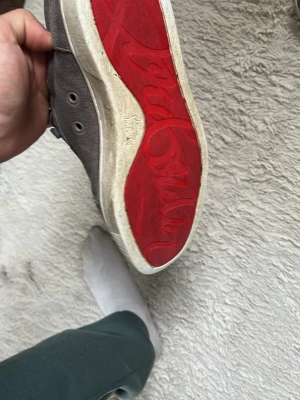 LOUBOUTIN - Hej, jag säljer mina Christian Louboutin skor för jag vill köpa nya dom är i mycket bra skick inga effekter alls förutom att dom är lite smutsiga men det går att tvätta bort 