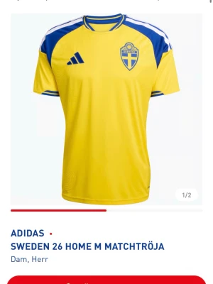Sverige matchtröja gul Adidas med VM patch på armen - Gul matchtröja från Adidas med blå detaljer och Sveriges landslagsemblem på bröstet. Tröjan har korta ärmar, rund hals och klassiska Adidas-ränder på axlarna. Perfekt för fotboll och supporterhäng. Materialet är lätt och andas. Tröjan är i L och säljs för att vi åkte ut från VM. Ryggen är tom och perfekt att ha när som helst