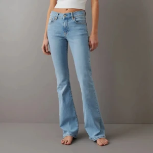 Low waist bootcut - Drömmiga ljusblå low rise utsvängda jeans med perfekt Y2K-vibe! ✨ Sitter sjukt snyggt över höfterna och ger den ultimata retrolooken. Den ljusa denimtvätten gör dem superenkla att stajla till en croppad hoodie eller en snygg topp. Klassisk femficksmodell i mycket fint skick utan fläckar eller slitningar. Storlek 40 och sitter lite stort på mig som vanligtvis har 38, perfekta i längden på mig som är ca 170.