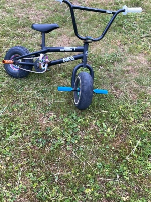  mini BMX cykel NKD JET - Säljer en svart mini BMX cykel av modellen JET från NKD. Jag Har köpt nya pedaler, nya peggar (bak och fram), nya handtag och monterat på ett nytt däck och slang. Ni får också med ännu ett till däck och slang. Jag har också köpt nya ventil korkar. Den kan användas för att åka på skateparken men också på gatan. Väldig rolig att åka med. Perfekt för tricks och skatepark. 