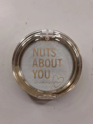 Essence highlighter - Essence NUTS ABOUT YOU highlighter bara andvänd för att kålla färgen på handen💛