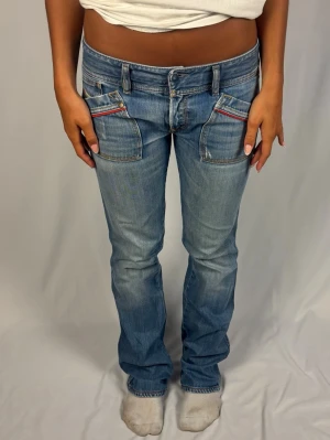Lågmidjade Diesel Jeans - Supersnyga lågmidjade Diesel jeans | Storlek 30/32 | Fint skick! | Jag är 168cm lång och väger 60kg | Mått: Ytterbenslängd: 102cm. Midjebredd: 43cm. Lårbredd: 28cm. Fotöppning: 20cm. Kontakta mig vid fler frågor eller funderingar!💗
