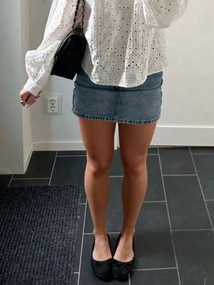 Vit broderad blus med v-ringning - Så söt o populär vit blus från h&m! Storlek S!