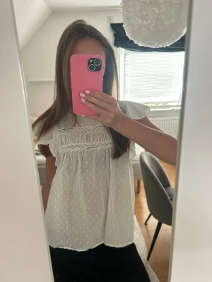 Vit blus!! - Jättesöt o fin vit blus från Vero Moda i S men sitter som xs💕 säljer då den nästan aldrig kommit till användning sedan jag köpte den!!