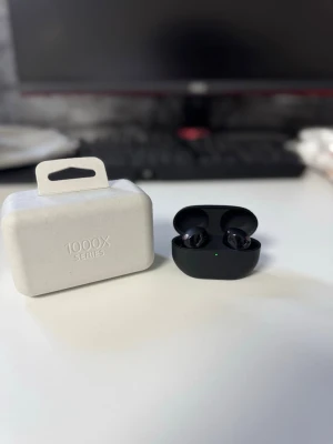 Sony Wf 1000XM5 billigt!!! - Fullt fungerande Sony Wf 1000xm5 en av dem bästa in ear hörlurarna säljs då ja bytt till headphones.  Super rik ljud kvalité, bas och speciellt noice canceling!  Billigaste WF 1000 xm5 ute så passa denna fynd!!!  Nypris 2200kr köpt från Sony  Allt i bilden medföljer plus orderbekräftelse digitalt.  Köpt 2026-04-14 så dom är som nya och har garanti länge till!!!  Finns i Värnamo Billigare vid Snabbaffär Kan även postas.