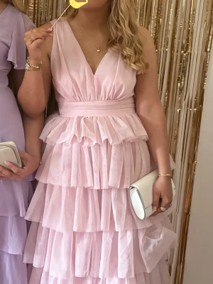 Ljusrosa balklänning  - Säljer min balklänning då den inte kommer till användning efter balen. Den är använd en kväll och köpt för 1800kr 💕 skriv om du vill ha mer bilder