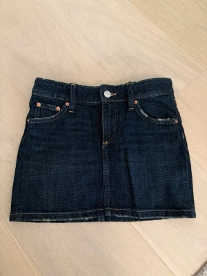 Mörkblå jeanskjol med fickor från Zara  - Snygg mörkblå jeanskjol. Kjolen är kort och rak med fickor både där fram och bak. 🫐
