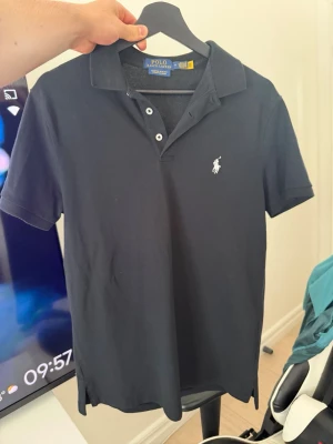Svart pikétröja från Polo Ralph Lauren - Köpt från zalando knappr använd och är i strl M