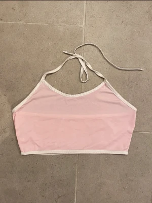 Gullig top  - Gullig rosa sommartopp som knyts i nacken! Använd några gånger. Tyget är stretchigt som står inget storlek i men skulle säga att den passar S. 