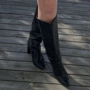 Stövlar/ skinnstövlar klack - Säljer dessa super snygga svarta stövlar med en bekväm klack. Stövlarna är från H&M och i gott skick. Hör av er vid intresse. Köparen stått för frakten🖤😎  Flera som är intresserade buda i chatten om ni vill köpa, har ni frågor skriv privat😊